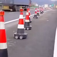 A solução da China para a segurança nas estradas: cones motorizados que andam sozinhos