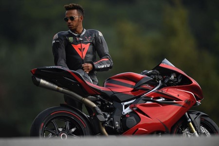 ¡Tremenda! Ésta es la colección de motos de Lewis Hamilton, el hexacampeón del mundo de Fórmula 1