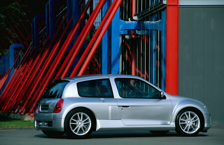 Renault Clio V6, el pequeño bólido que revolucionó el ambiente de los hot-hatches, cumple 20 años