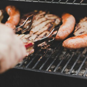 Una barbacoa para cada tipo de jardín o terraza: cinco modelos para invitar a familia y amigos a una buena comilona 