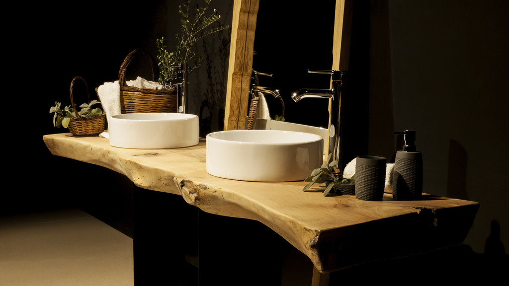 Tratando de volver a lo natural, llegan las encimeras de baño en madera