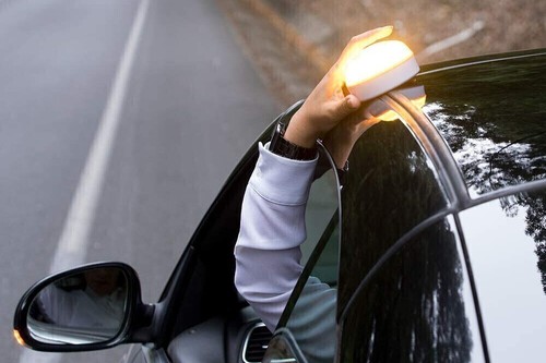 Las mejores luces de emergencia V-16 homologadas para evitar multas de la DGT, seleccionadas por Motorpasión 