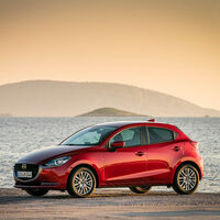 Toyota Yaris Hybrid con el logo de Mazda se postula como el sustituto del Mazda2 en Europa