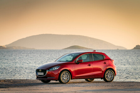 Toyota Yaris Hybrid con el logo de Mazda se postula como el sustituto del Mazda2 en Europa