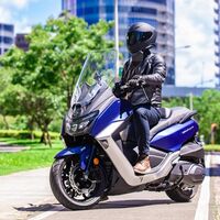 El SYM Maxsym 400 se renueva con control de tracción, más potencia y menos consumo, por 6.299 euros