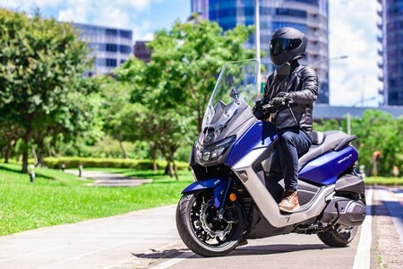 El SYM Maxsym 400 se renueva con control de tracción, más potencia y menos consumo, por 6.299 euros