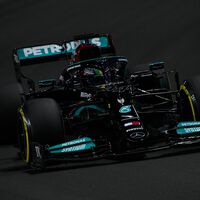 Max Verstappen la lía en la última curva de Arabia Saudí y le da otra vida a Lewis Hamilton en el mundial
