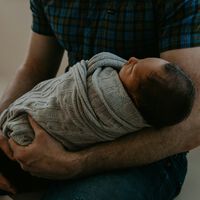 Las bajas por maternidad y paternidad en España aumentarán en varias semanas a partir de mañana mismo: así es el nuevo acuerdo