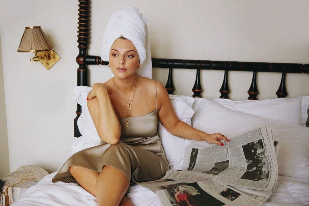 Si no te atreves a teñirte, así se da los baños de color en casa una