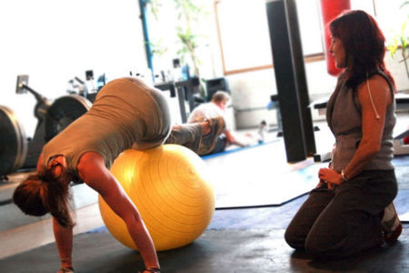 Elige un fitball de tamaño adecuado
