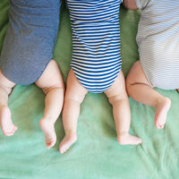 Una mujer queda embarazada de un bebé mediante fecundación in vitro y de gemelos de forma natural en la misma semana