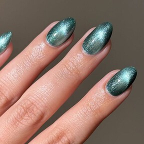 Cinco diseños de uñas coreanas con efecto ‘cat eye’ para una manicura elegante y estilizada 