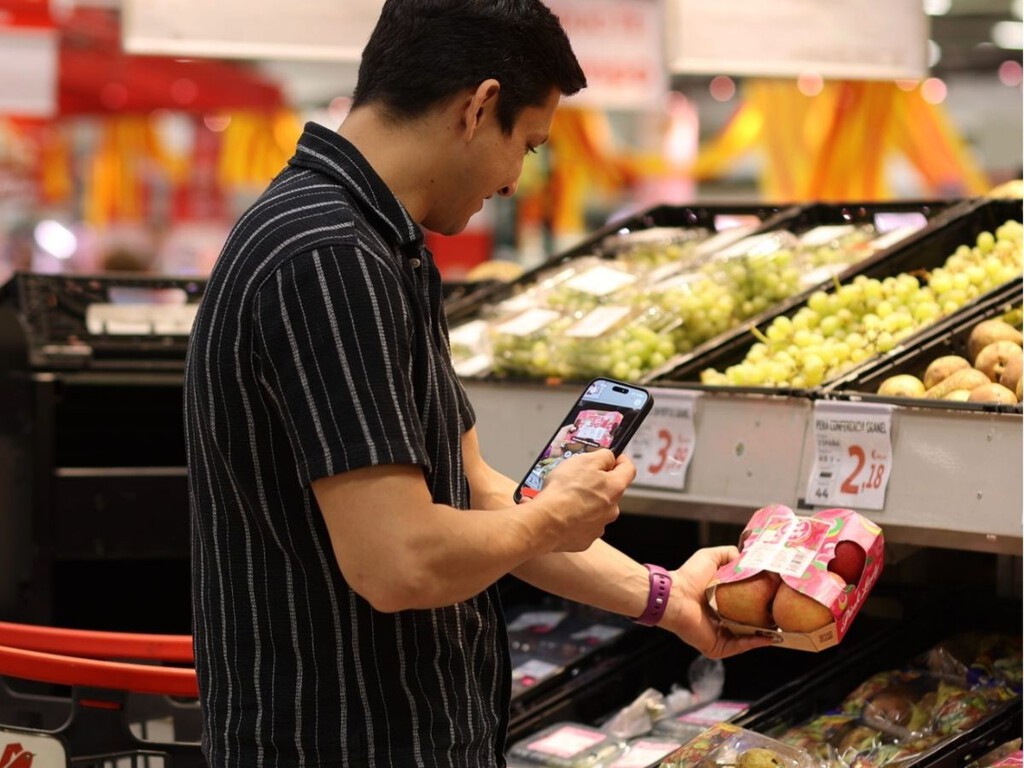 Alcampo lleva a todas sus tiendas el sistema que permite escanear la compra con el móvil y pasar por caja sin sacar nada del carrito