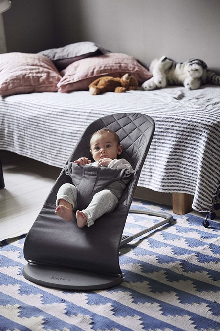 Por 129 euros en Amazon tenemos la hamaca BabyBjörn Bliss válida desde recién nacidos hasta los dos años de edad