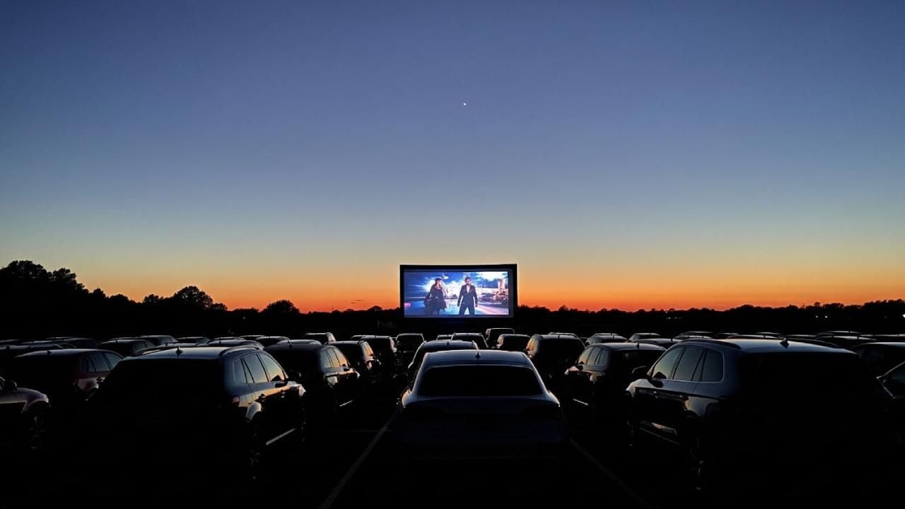 ¿Te apuntas a la forma más retro de ver cine? 5 autocines que no te puedes perder si buscas un plan diferente este verano