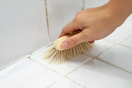 Limpieza De Las Juntas De La Banera Con Un Cepillo Pasando Por Las Juntas