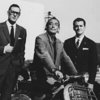 Há sessenta e três anos, Dalí pintou uma Vespa por encomenda, e eles viajaram pelo mundo com ela; hoje, é a motocicleta mais cara do mundo 