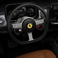 Ferrari ha preferido que su primer coche eléctrico pese más antes que llenarlo de fibra de carbono. Hay una razón 