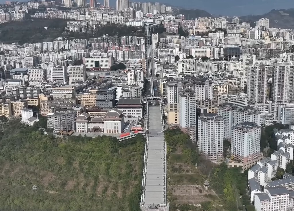 La escalera mecánica más larga del mundo está en China: casi un kilómetro para subir 242 metros