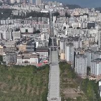 La escalera mecánica más larga del mundo está en China: casi un kilómetro para subir 242 metros