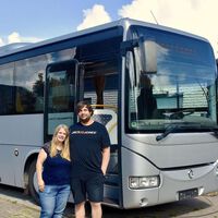 Una familia alemana ha convertido un autobús de 12 metros en una autocaravana de lujo. Tiene hasta un grifo de cerveza para servirse cañas a bordo 