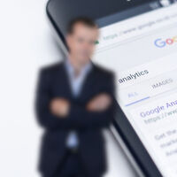 Un CEO acusado de violencia logró desaparecer de legal: así utilizó un vacío legal para borrar su rastro online por completo