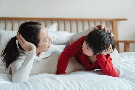 ¿Tu hijo no te hace caso cuando le hablas? 13 claves para promover su escucha activa y su atención