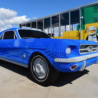 Este Ford Mustang de LEGO es tan grande como uno de verdad y... ¡queremos uno!