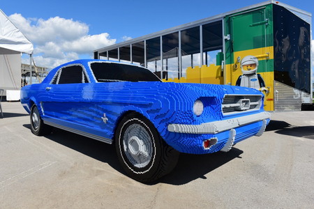 Este Ford Mustang de LEGO es tan grande como uno de verdad y... ¡queremos uno!