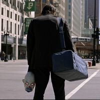 Pausa a The Dark Knight en el minuto 1 con 20 segundos, y descubrirás la "accidental" aparición de un héroe de Marvel 