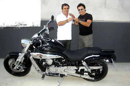 Chimo Bayo se compra una Hyosung !X-ta si!