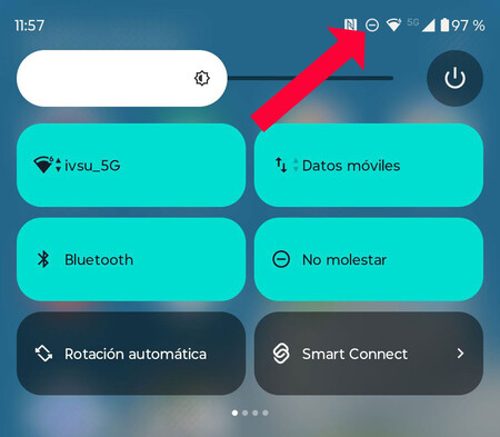 El símbolo de no molestar sobre los ajustes rápidos de Android