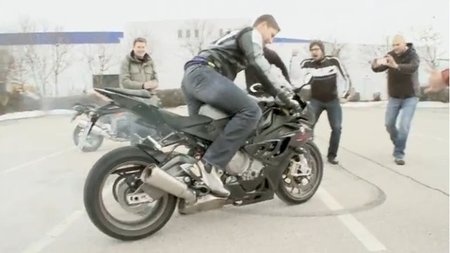 Burnout con la BMW S1000RR, igual se le va un poco de las manos