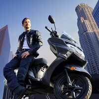 El Suzuki Burgman 125 vuelve a Europa con cambios drásticos para competir de tú a tú con el Honda PCX