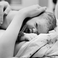 La primera respiración del bebé tras el parto desencadena una serie de cambios vitales en su cerebro