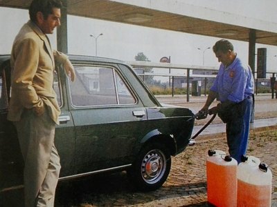 Estas eran las locuras más grandes contra la seguridad vial en un coche en los años 80 
