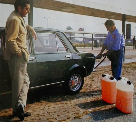 Estas eran las locuras más grandes contra la seguridad vial en un coche en los años 80