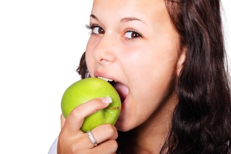 El "efecto crunchy" o cómo escucharnos masticar puede ayudar a comer menos