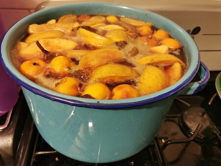 Cómo hacer ponche de frutas tradicional con un ingrediente económico que hace la diferencia en sabor y que pocos usan