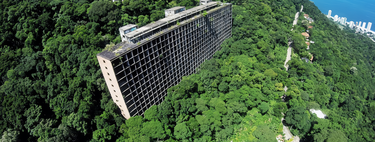 A fascinante história do hotel no meio da floresta que continua desabando mesmo quando os Estados Unidos tentam resgatá-lo