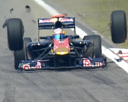 Momento de la rotura de toda la nueva suspension delantera del Toro Rosso STR5 en Shanghái