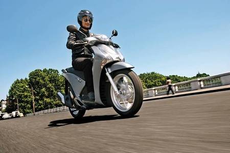 Nueva Honda Scoopy SH125i, ahora con hueco para casco integral