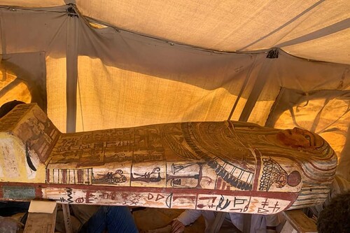 Un grupo de arqueólogos egipcios ha encontrado lo que puede ser una gran necrópolis al sur de El Cairo