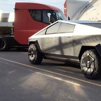 El Tesla Semi y el Cybertruck posan juntos y podrían participar en el programa 'Jay Leno's Garage'