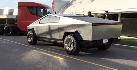 El Tesla Semi y el Cybertruck posan juntos y podrían participar en el programa 'Jay Leno's Garage'