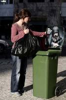 Los sin techo en la basura