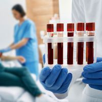 Miles de mexicanos cruzan a EE.UU. para vender su sangre cada semana: un negocio millonario que vive en un vacío legal