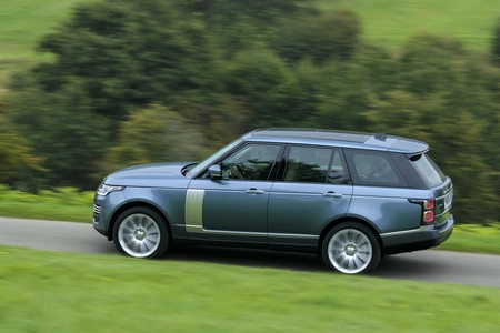 ¡Esto sí sería remar contra corriente! Land Rover podría estar pensando en crear un sedán de lujo
