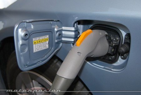 Toyota empezará a vender sus cargadores domésticos en 2012