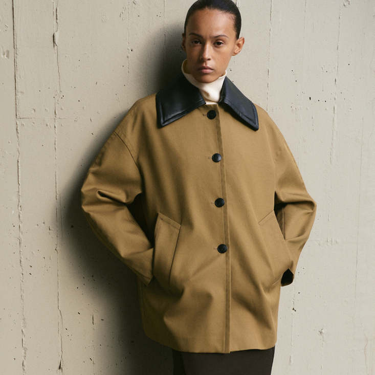 Trench cuello efecto piel
